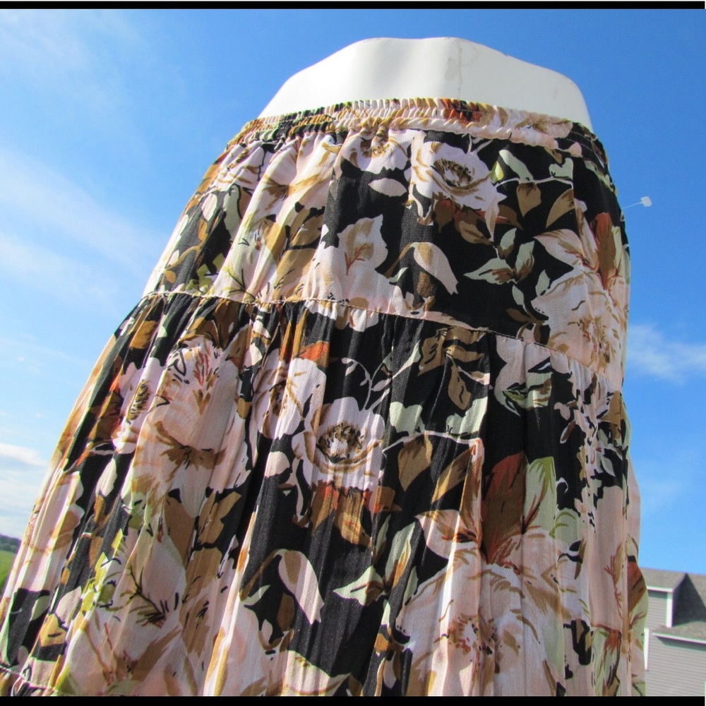 NWT M The Pyramid Collection skirt floral crinkle roses romantic pretty feminine